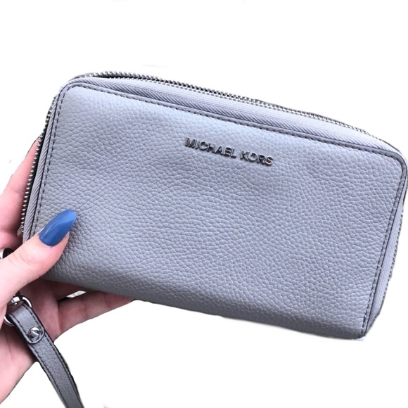 Michael Kors Handbags - MK wristlet